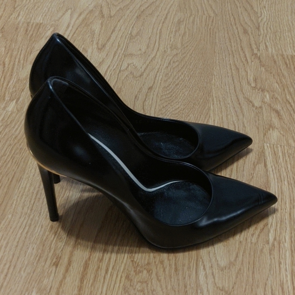 Louis Vuitton Eyeline Pumps in Black